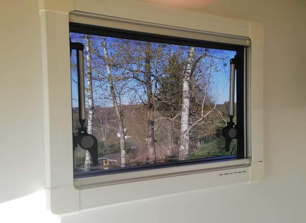 Hinged Window with Blinds – Double Walled – Flush – 3 Frames
