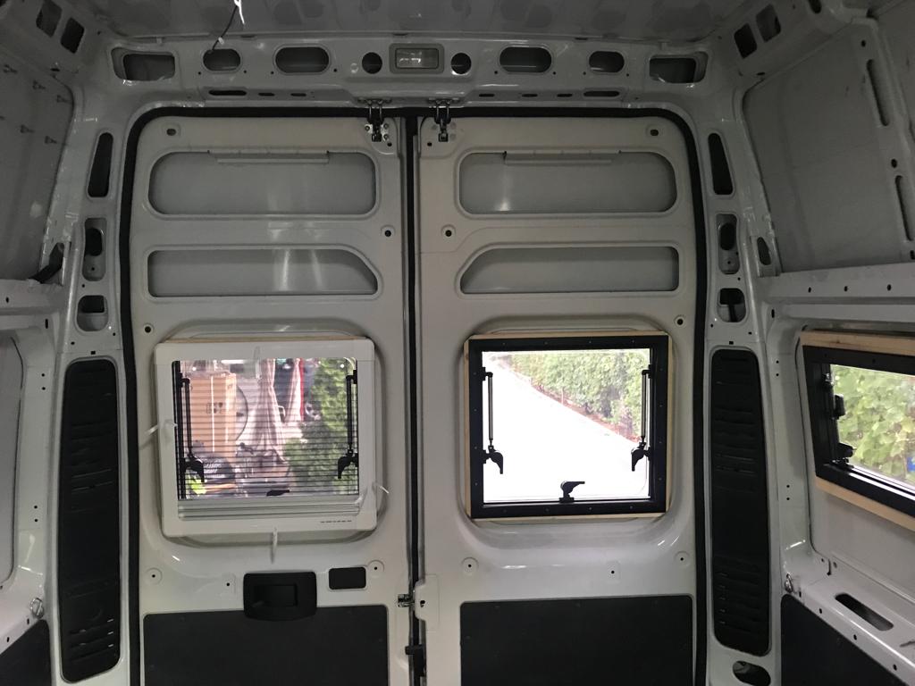 Hinged Window with Blinds – Double Walled – Flush – 3 Frames